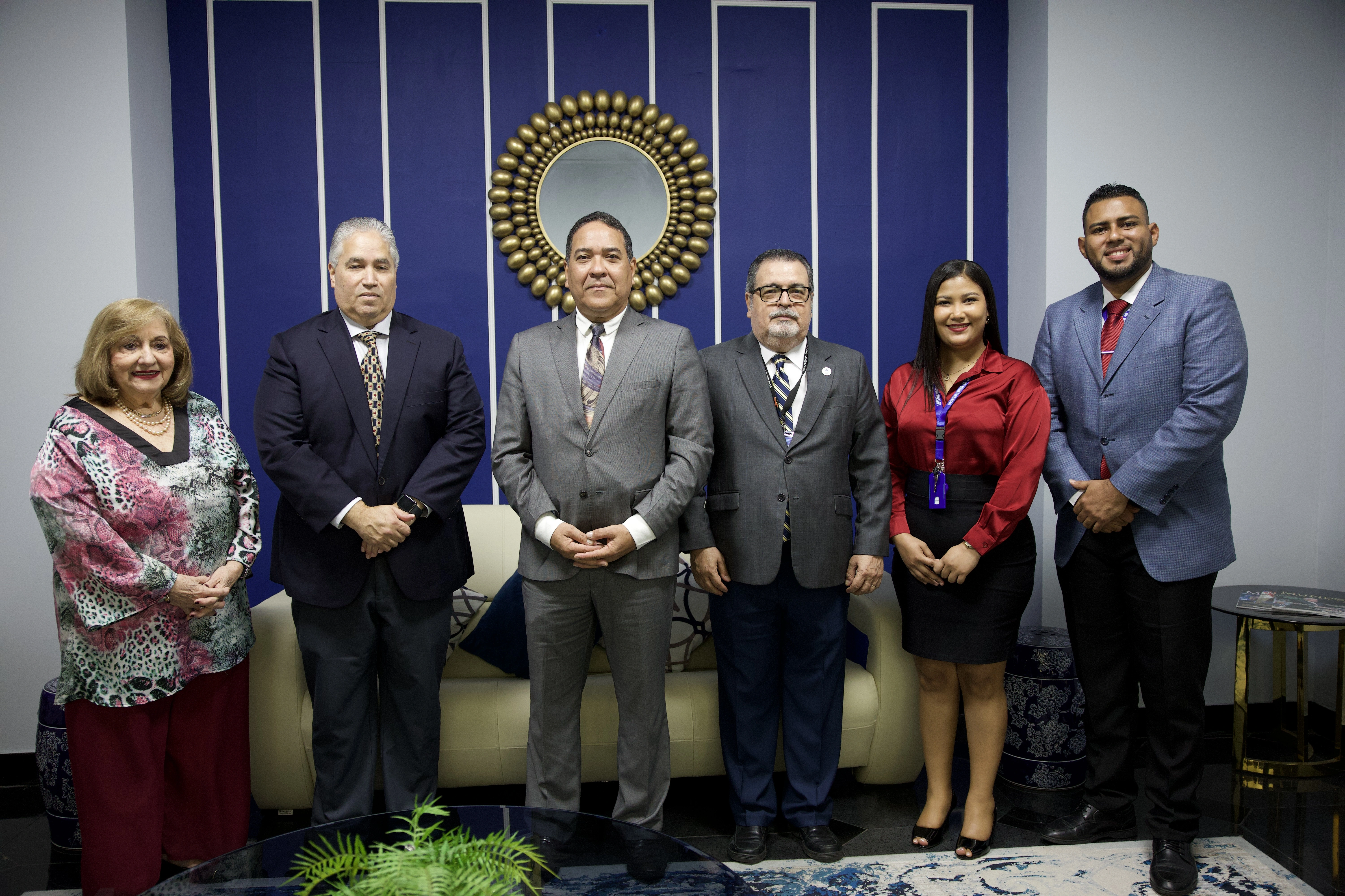 Le correspondió al director general de la LNB, Isidro Carbonell Olmos, entregar un aporte de 100mil balboas al Hospital Santo Tomás, como parte de su compromiso en aportar con creces a la salud de miles de panameños, que acuden a este centro médico capitalino.