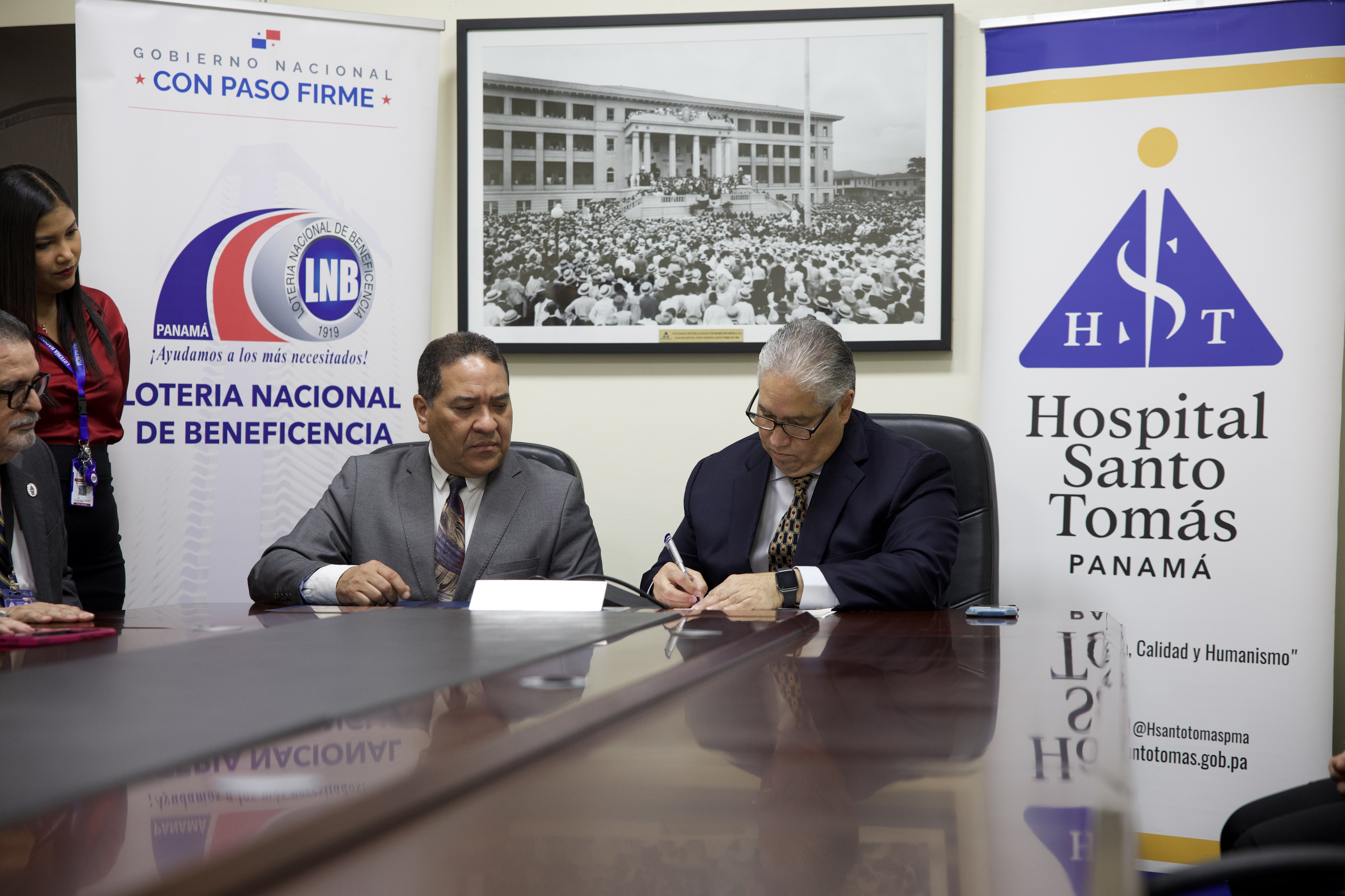 La Lotería Nacional de Beneficencia entrega un subsidio anual de B/.100,000.00 al Hospital Santo Tomás para la compra de equipos médicos y apoyo social.